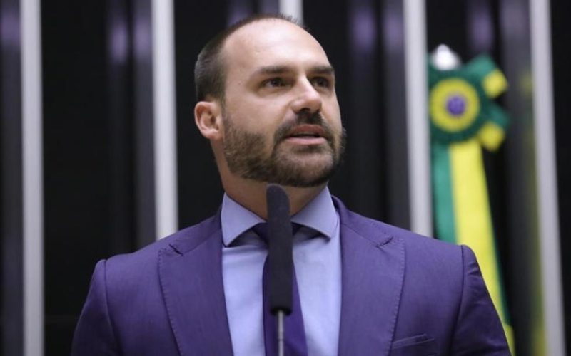 Deputado do PT denuncia Eduardo Bolsonaro por conspiração nos EUA