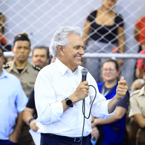 Caiado entrega 17,6 mil novos cartões do Bolsa Uniforme a estudantes de CEPMGs