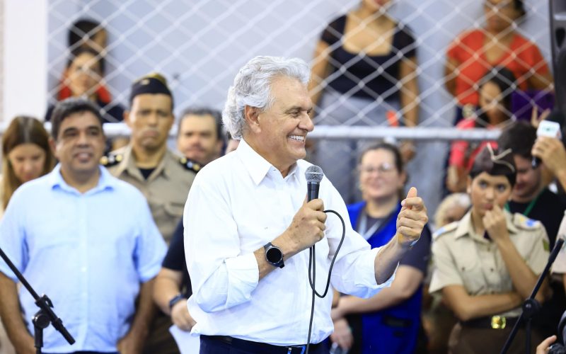 Caiado entrega 17,6 mil novos cartões do Bolsa Uniforme a estudantes de CEPMGs