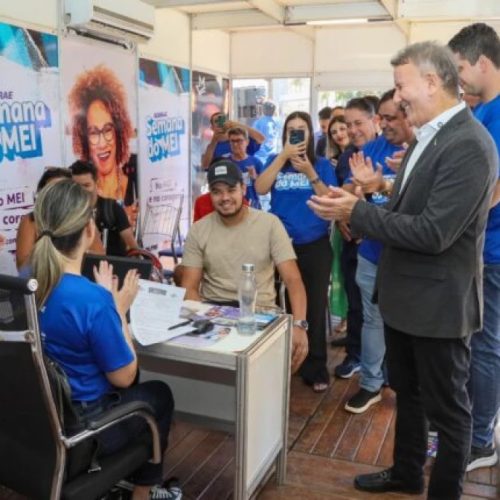 Prefeito Eduardo Siqueira Campos participa da abertura de Feirão