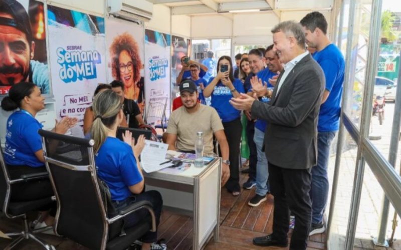 Prefeito Eduardo Siqueira Campos participa da abertura de Feirão