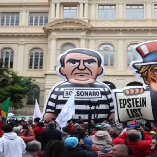 Ato da esquerda no centro de São Paulo tem bandeiras do Brasil e pedidos de prisão para Bolsonaro