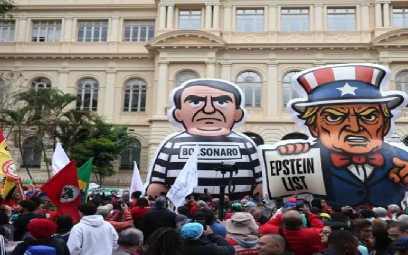 Ato da esquerda no centro de São Paulo tem bandeiras do Brasil e pedidos de prisão para Bolsonaro