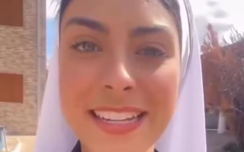 Freira que viralizou nas mídias sociais por sua beleza vendia terços em bares