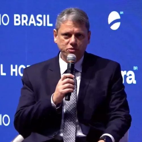 Clã Bolsonaro sabota abertamente a pré-candidatura  de Tarcísio