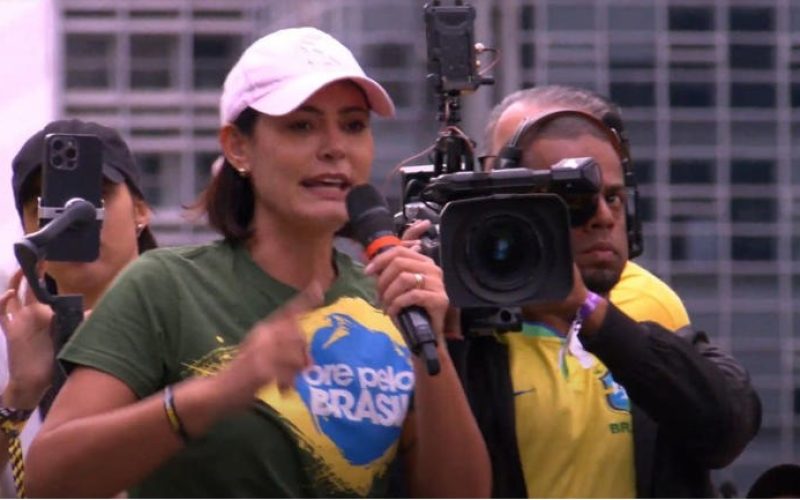 Michelle (foto) manda recado a Eduardo Bolsonaro: “Força”
