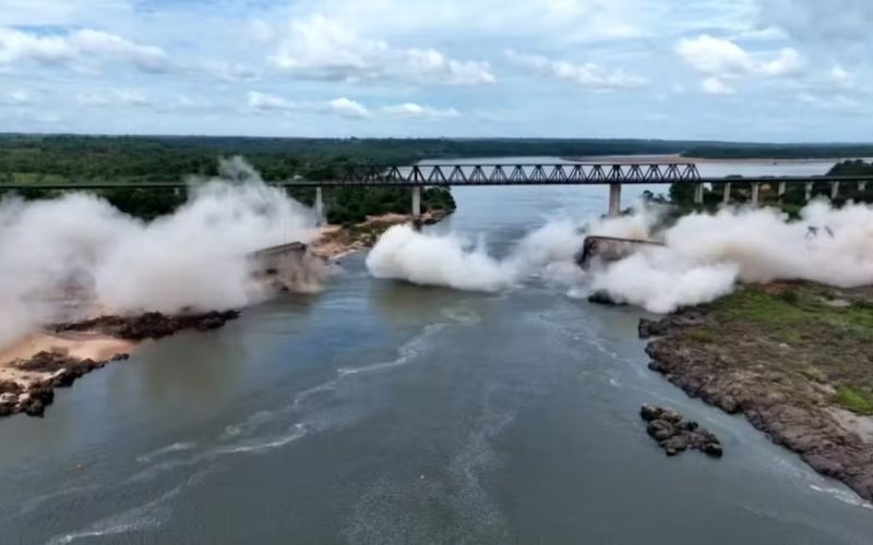 Imagens de drone mostram implosão do que restou da ponte que desabou e matou 14 pessoas entre TO e MA