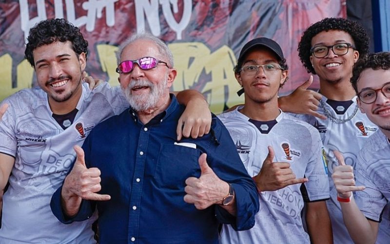 Jovens rejeitam Lula (centro) e desaprovação dispara
