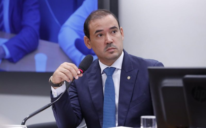 “Casa não cai do céu”: Vicentinho Júnior volta a cobrar responsabilidade e agilidade na aplicação dos recursos públicos