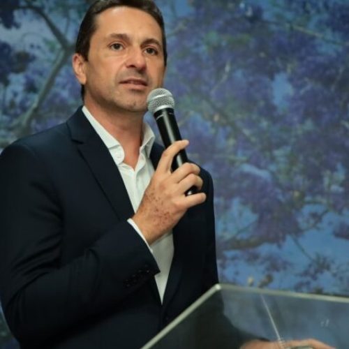 Vilela suspende próprio salário até quitar folhas  dos servidores