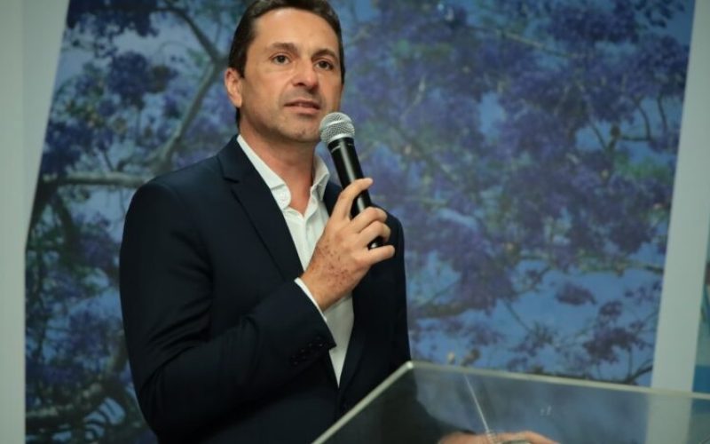 Vilela suspende próprio salário até quitar folhas  dos servidores