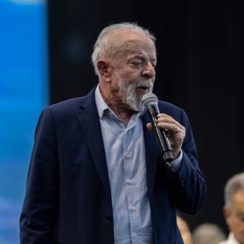 Lula: ‘Não adianta Trump ficar gritando de lá, porque aprendi a não ter medo de cara feia’