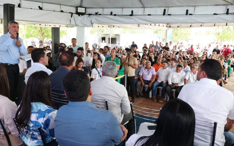 Deputados participam do lançamento de escola pública em Luzimangues