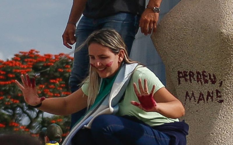 “Perdeu, mané”: Débora (foto) deixa prisão e chega em casa no interior de SP