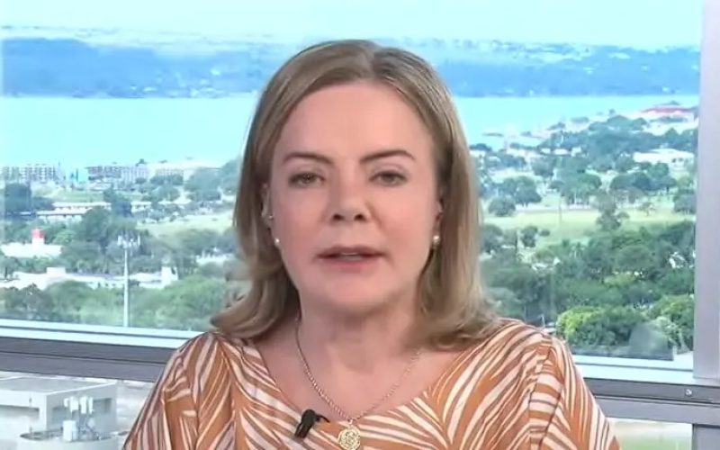 Eduardo Bolsonaro “está mentindo” e “é medroso”, diz Gleisi à CNN