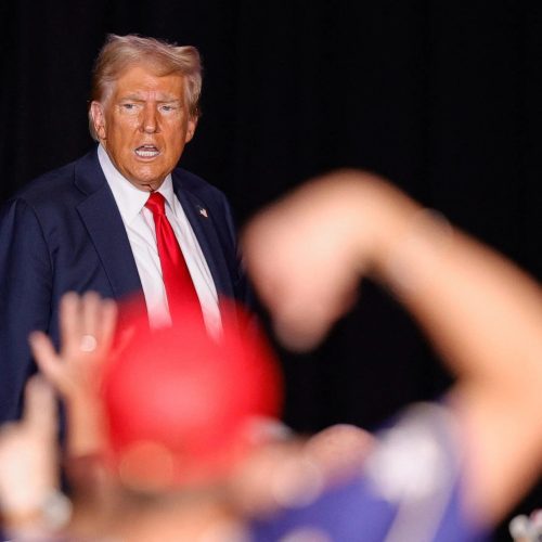“Viu aquilo?” Jornalista atinge Trump (foto)  com microfone na cara
