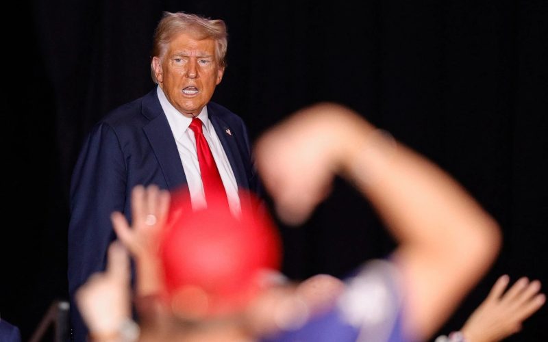 “Viu aquilo?” Jornalista atinge Trump (foto)  com microfone na cara