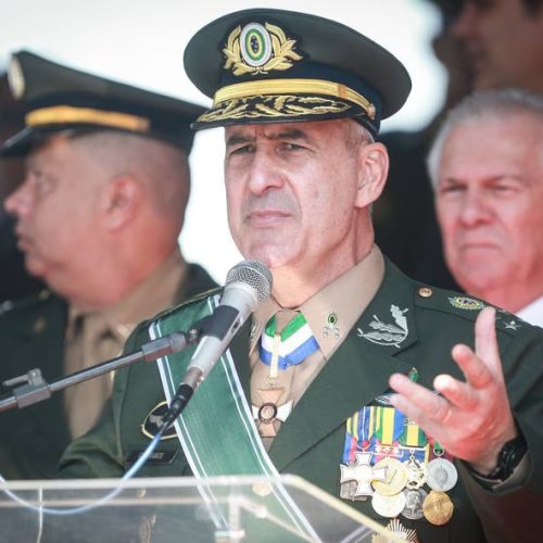 Ex-ministro militar amigo de Bolsonaro some de Brasília