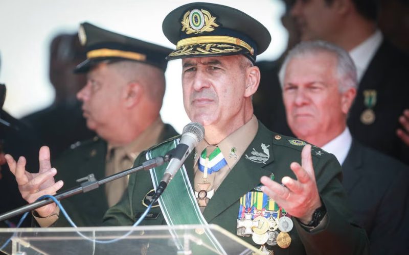 Ex-ministro militar amigo de Bolsonaro some de Brasília