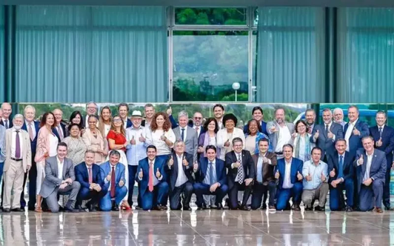 Ministros deixam governo Lula para eleições e até 17 avaliam saída