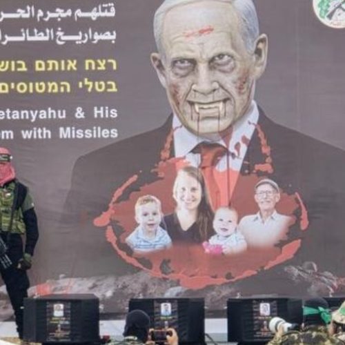 Hamas entrega corpos de bebê, mãe, criança e idoso em caixões