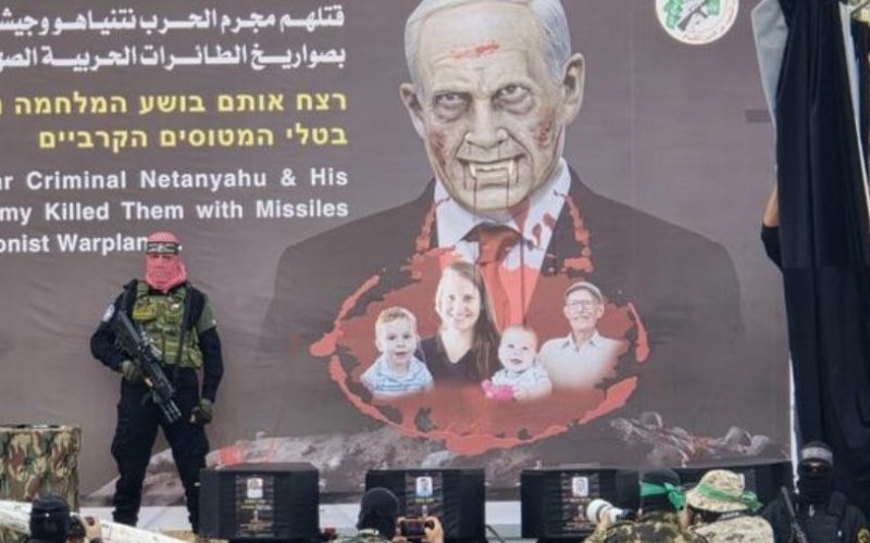 Hamas entrega corpos de bebê, mãe, criança e idoso em caixões