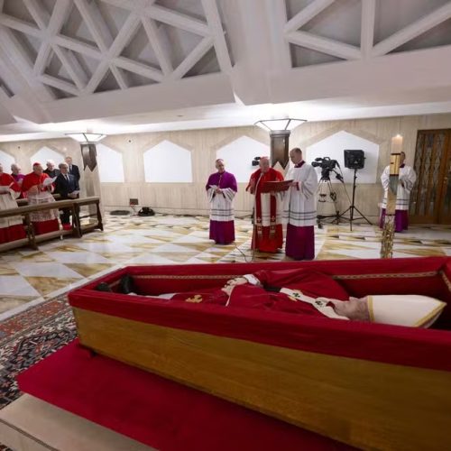 Vaticano divulga imagens do corpo do Papa Francisco no caixão