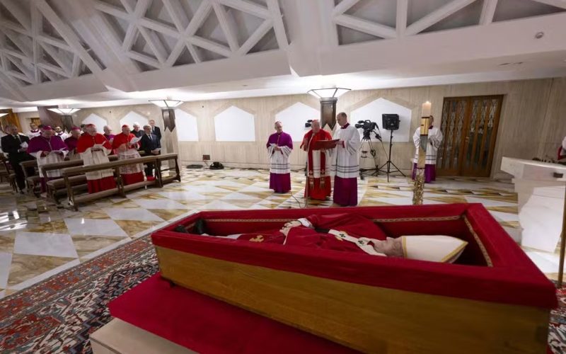 Vaticano divulga imagens do corpo do Papa Francisco no caixão