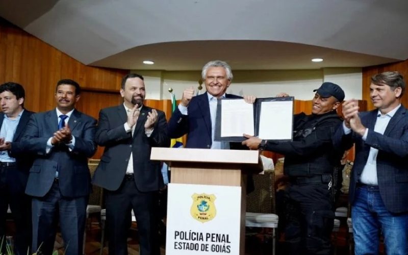 Caiado autoriza promoção de mais 229 policiais penais