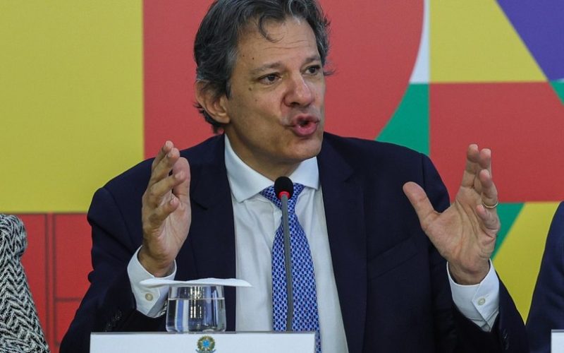 ‘Bolsonaro está por trás de fake news do Pix’, diz Haddad