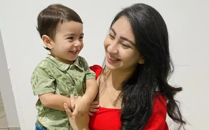 Quarenta dias após menino morrer trancado em carro, mãe fala sobre amizade com dona de creche: ‘amor por ela’