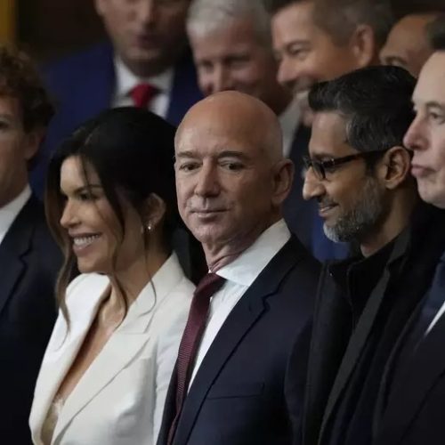 Quarteto de bilionários presente em posse de Trump tem fortuna maior que PIB de 175 países