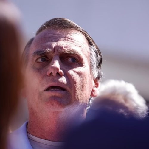 Bolsonaro chama regulação das redes no Brasil de “farsa”