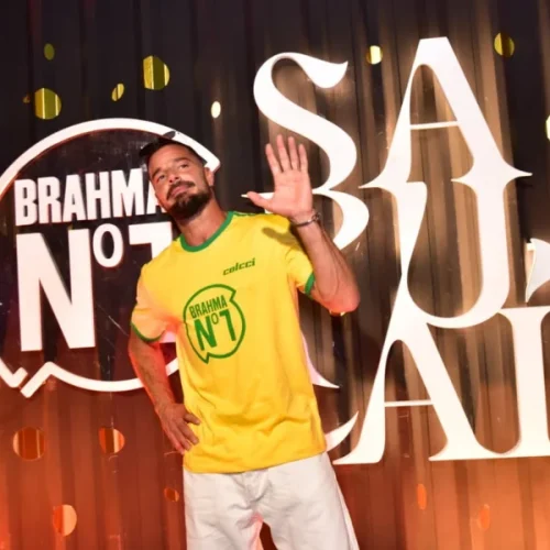 Ricky Martin curte Carnaval do Rio em camarote da Sapucaí