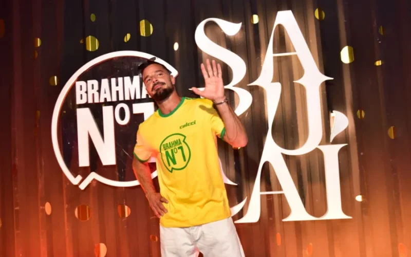 Ricky Martin curte Carnaval do Rio em camarote da Sapucaí