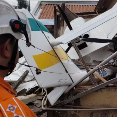 Avião de pequeno porte cai sobre casa em Goiânia