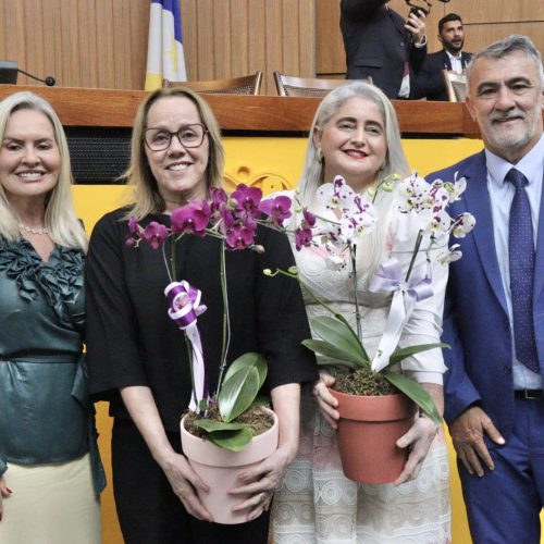 Amélio Cayres entrega honraria à primeira telefonista da Aleto