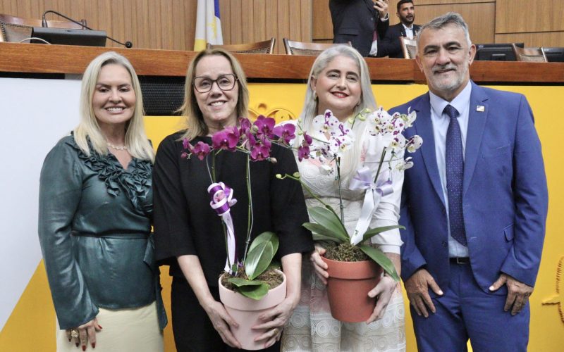 Amélio Cayres entrega honraria à primeira telefonista da Aleto
