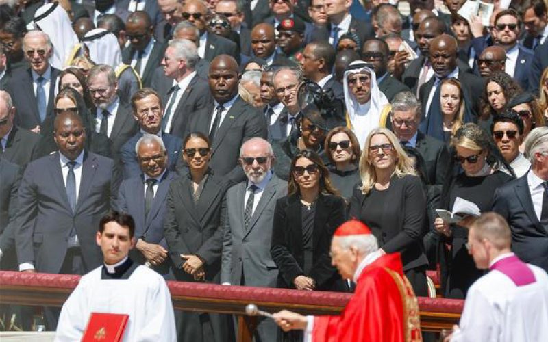 Sucessor deve respeitar compromissos de Francisco, diz Lula