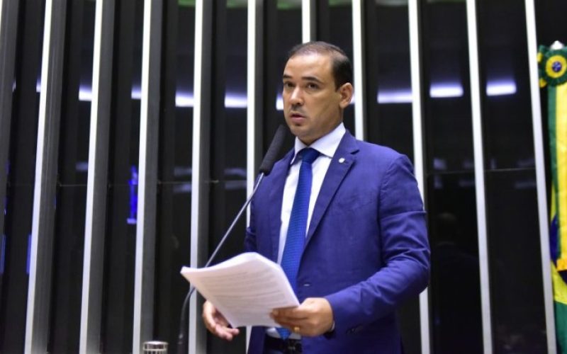 Vicentinho Júnior defende novos projetos aprovados na Câmara que garantem proteção a mulheres e aumentam pena a agressores